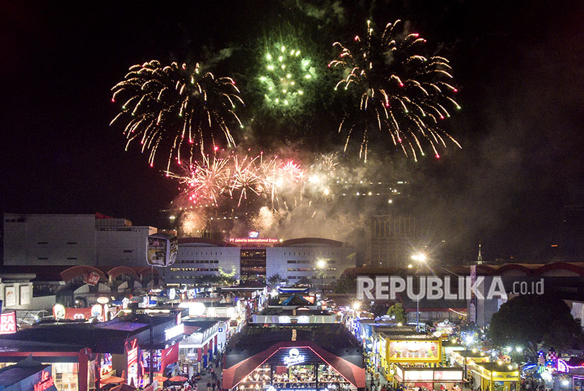 Suasana pesta kembang api dalam rangka menyambut Hari Ulang Tahun ke-491 DKI Jakarta pada gelaran Jakarta Fair 2018 di JIExpo, Kemayoran, Jakarta, Kamis (21/6) malam. 