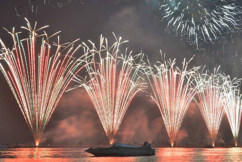 Suasana pesta kembang api di Pantai Ancol,Jakarta Utara, Ahad,(1/1). Ribuan masyarakat mengisi waktu libur dengan melihat pesta kembang api dalam rangka menyambut malam pergantian tahun baru 2017 di pantai Ancol.