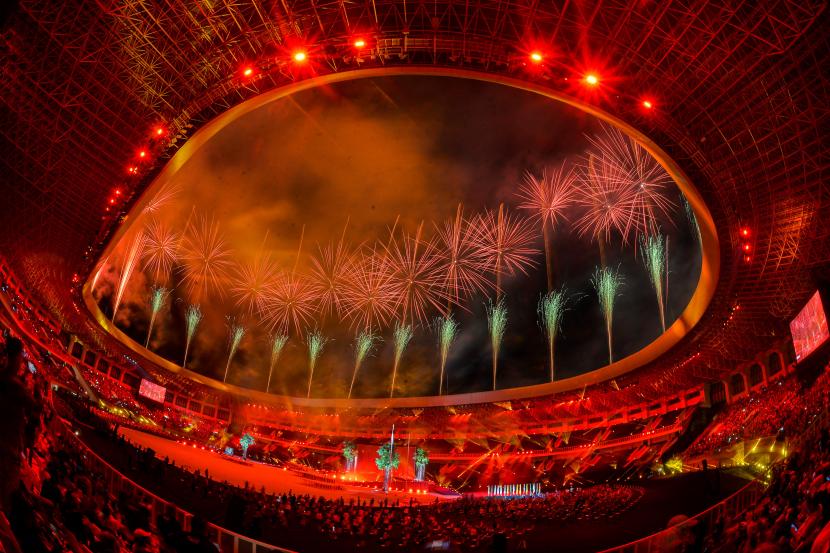 Suasana pesta kembang api saat penutupan PON XX Papua di Stadion Lukas Enembe, Kabupaten Jayapura, Papua.