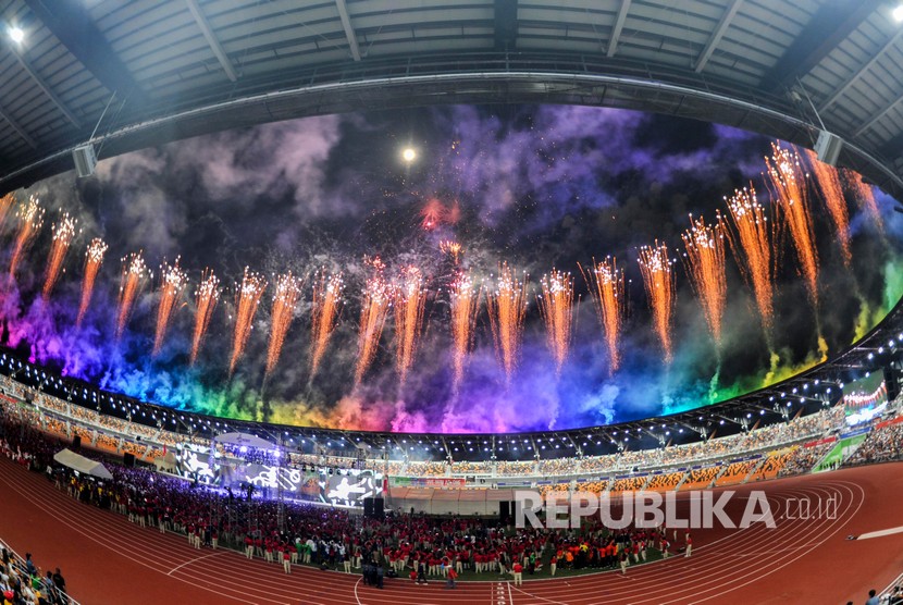  Suasana pesta kembang api saat penutupan SEA Games 2019 di Stadion Atletik New Clark City, Tarlac, Filipina, Rabu (11/12/2019).