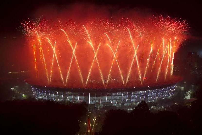 Suasana pesta kembang api saat upacara penutupan Asian Games 2018 di Stadion Utama Gelora Bung Karno, Jakarta, Ahad (2/9). 