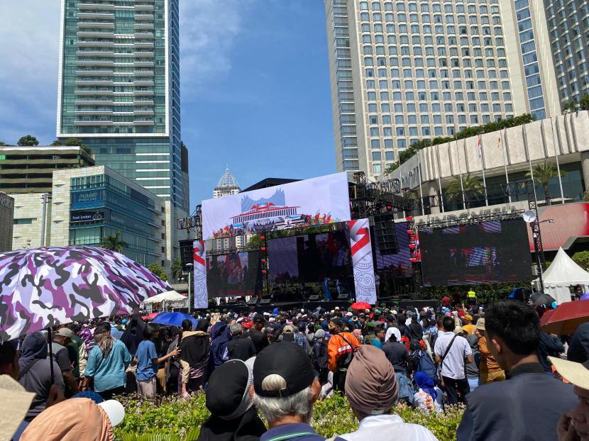 Suasana pesta rakyat untuk memeriahkan pelantikan Prabowo-Gibran di kawasan Bundaran HI, Ahad (20/10/2024).