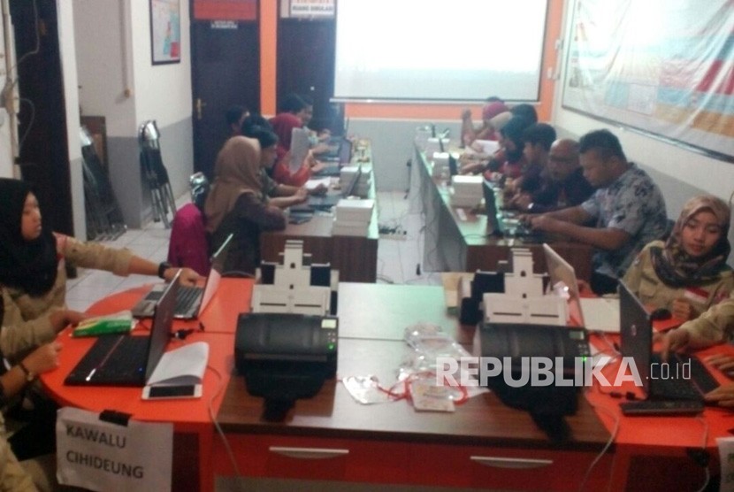 Suasana petugas KPU Kota Tasikmalaya tengah melaksanakan pendataan sistem informasi perhitungan suara untuk Pilgub Jabar 2018, Rabu (27/6). 