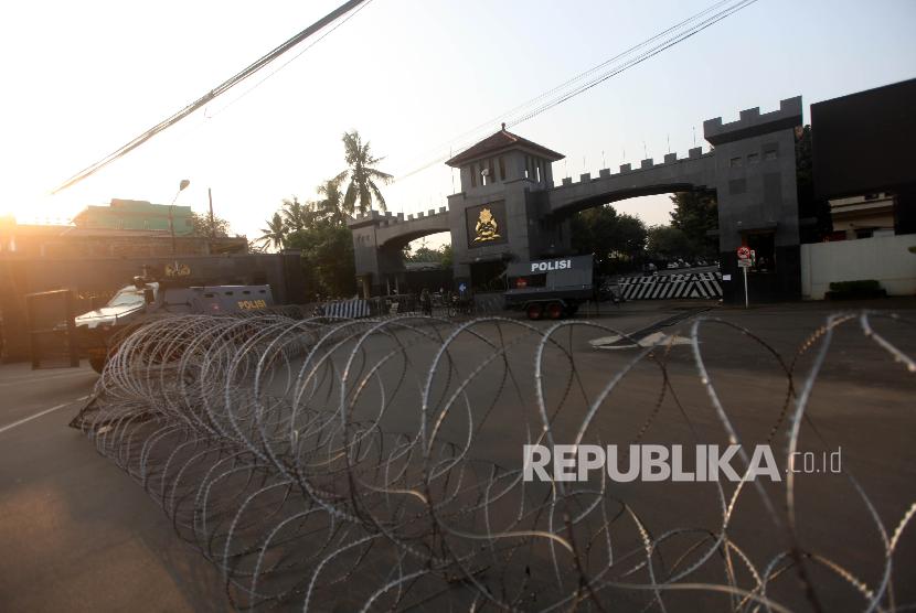 Suasana petugas yang berjaga didepan Pintu Gerbang Mako Brimob Kelapa Dua, Depok, Jawa Barat, Rabu (9/5). 