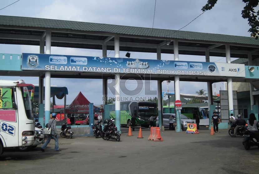 Suasana pintu gerbang Terminal Induk Rajabasa, Kota Bandar Lampung. (Mursalin Yasland/Republika)