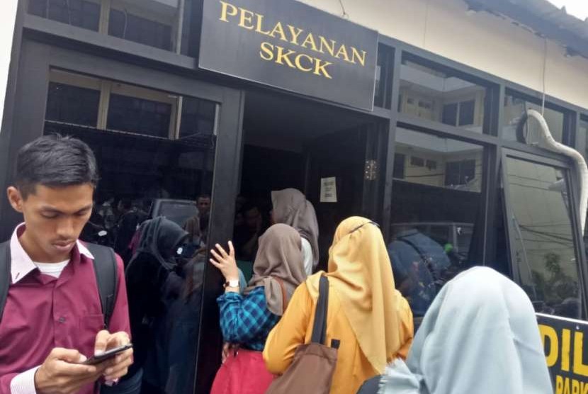 Suasana Polres Metro Jakarta Selatan dipenuhi oleh masyarakat yang ingin mengurus SKCK untuk keperluan pendaftaran CPNS, Rabu (19/9). 