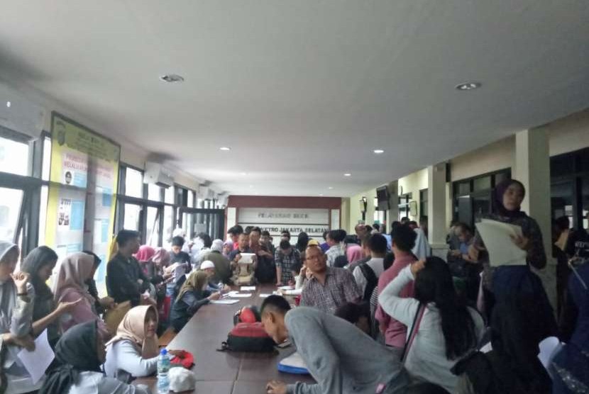 Suasana Polres Metro Jakarta Selatan dipenuhi oleh masyarakat yang ingin mengurus SKCK untuk keperluan pendaftaran CPNS, Rabu (19/9). 