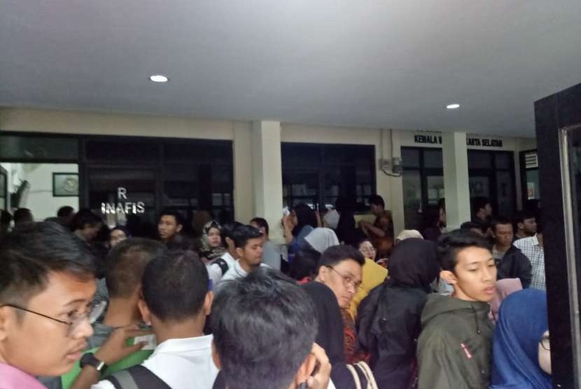 Suasana Polres Metro Jakarta Selatan dipenuhi oleh masyarakat yang ingin mengurus SKCK untuk keperluan pendaftaran CPNS, Rabu (19/9). 
