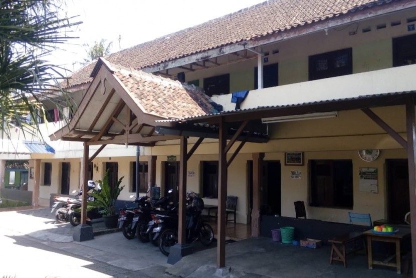 Suasana Pondok Pesantren tertua Miftahul Falah di Jalan Bungkuk Singosari Kabupaten Malang. Bangunan ini juga dikenal dengan sebutan Ponpes Bungkuk.  