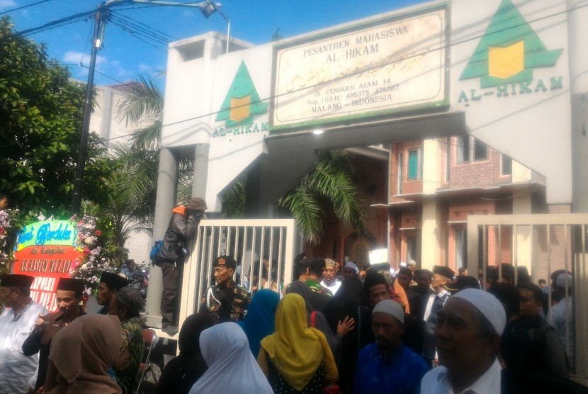 Suasana Ponpes Al-Hikam Kamis (16/3). Ribuan pelayat mendatangi kediaman almarhum KH Hasyim Muzadi. 