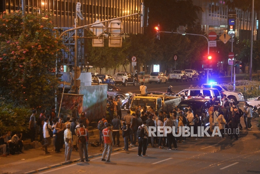 Suasana pos polisi dekat ppusat perbelanjaan Sarinah, Jakarta Pusat yang sudah ditutup pascabom bunuh diri dan baku tembak tadi siang tadi, Kamis (14/1).  (Republika/Prayogi)