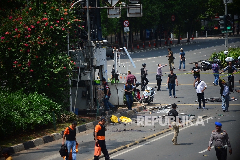 Suasana Pos Polisi Sarinah Jakarta usai insiden bom dan penembakan oleh kelompok bersenjata, Kamis (14/1).