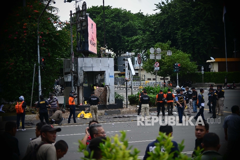 Suasana Pos Polisi Sarinah Jakarta usai insiden bom dan penembakan oleh kelompok bersenjata, Kamis (14/1).