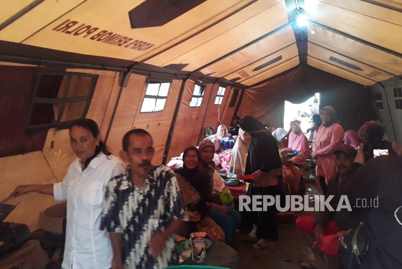 Suasana posko pengungsian korban gempa di Desa Cimandiri, Kecamatan Panggarangan, Kabupaten Lebak, Banten.