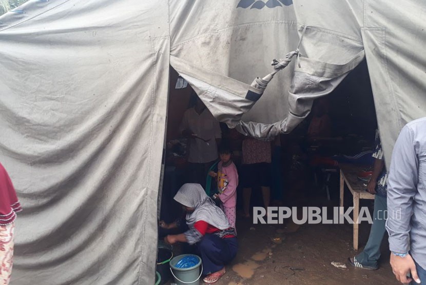 Suasana posko pengungsian korban gempa di Desa Cimandiri, Kecamatan Panggarangan, Kabupaten Lebak, Banten.