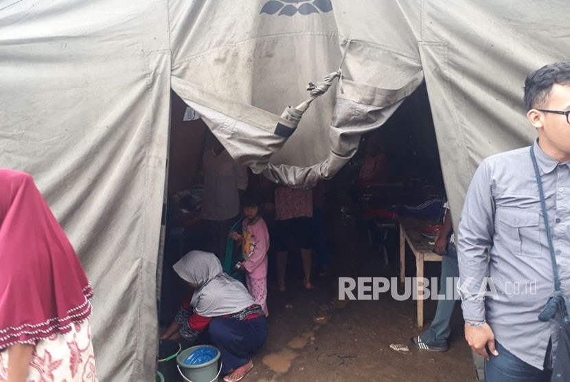 Suasana posko pengungsian korban gempa di Desa Cimandiri, Kecamatan Panggarangan, Kabupaten Lebak, Banten.