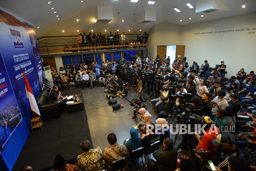 Chairman of the Democratic Party, Susilo Bambang Yudhoyono, held a press conference at Wisma Proklamasi, Jakarta, on Wednesday. He asked President Joko Widodo explain about the alleged interception of a phone call between him and KH Ma'ruf Amin.