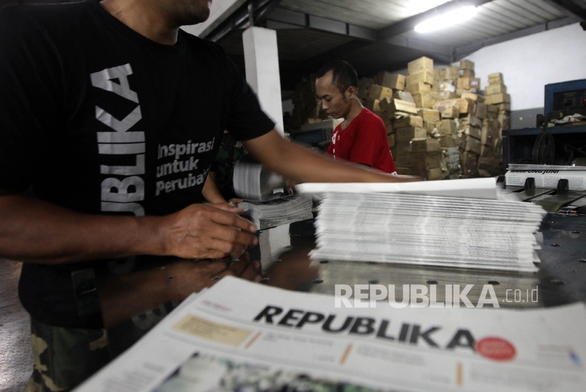Suasana proses cetak koran Harian Republika di kawasan Industri Pulogadung, Jakarta, Rabu (3/2).