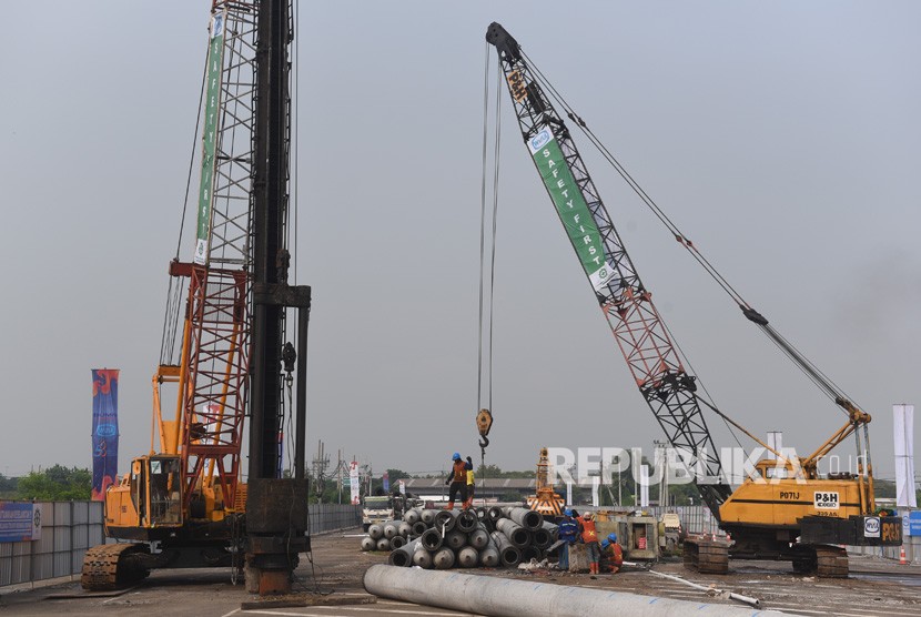 Suasana proses pemancangan pertama pembangunan jalan layang menuju Terminal Teluk Lamong di Surabaya, Jawa Timur, Rabu (7/3).