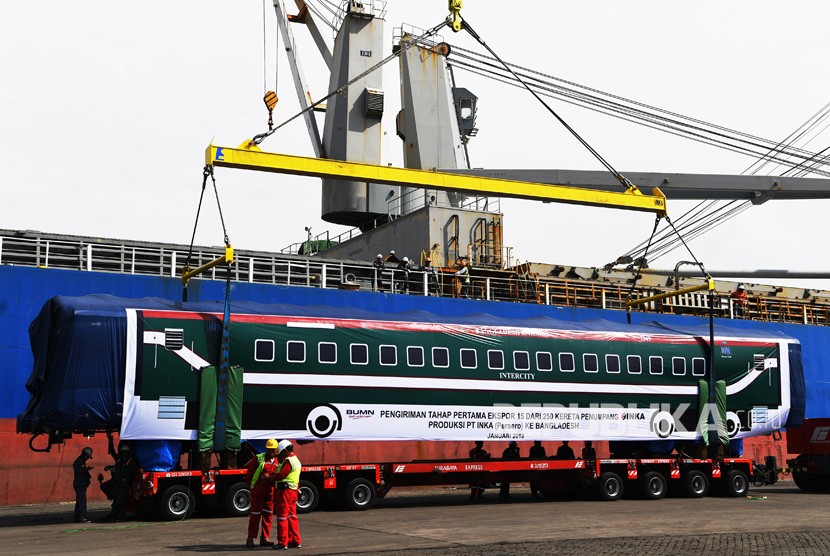 Suasana proses pemuatan gerbong kereta tipe 'Broad Gauge' kedalam lumbung kapal untuk dikirim ke Bangladesh, di Pelabuhan Tanjung Perak, Surabaya, Jawa Timur, Ahad (20/1/2019).