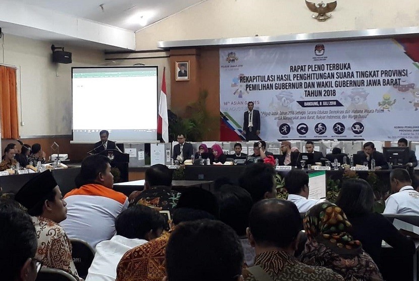 Suasana proses rekapitulasi hasil perolehan suara Pilgub Jabar di KPU Jabar Jln Garut-Kota Bandung, Ahad (8/7). 