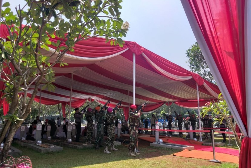 Suasana prosesi militer jelang pemakaman Presidem ketiga Bacharuddin Jusuf (BJ) Habibie di TMP Kalibata, Kamis (12/9). 