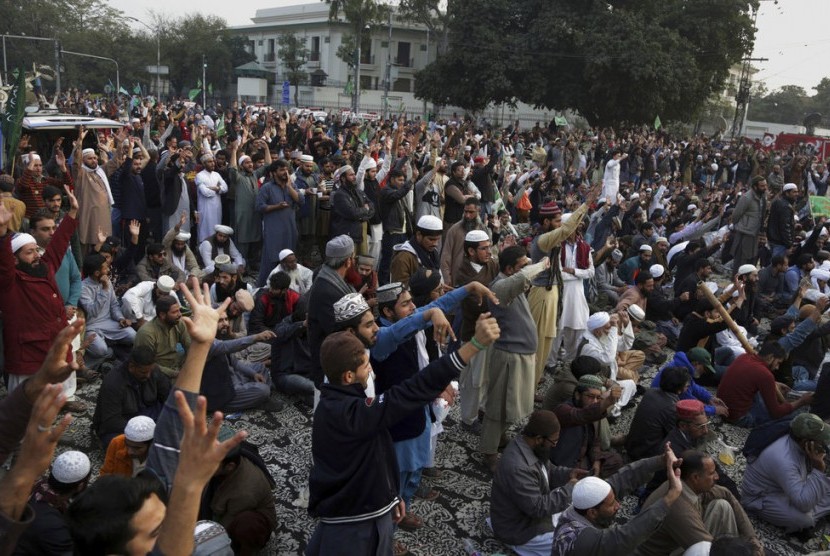 Suasana protes di Lahore, Pakistan, Ahad (26/11).