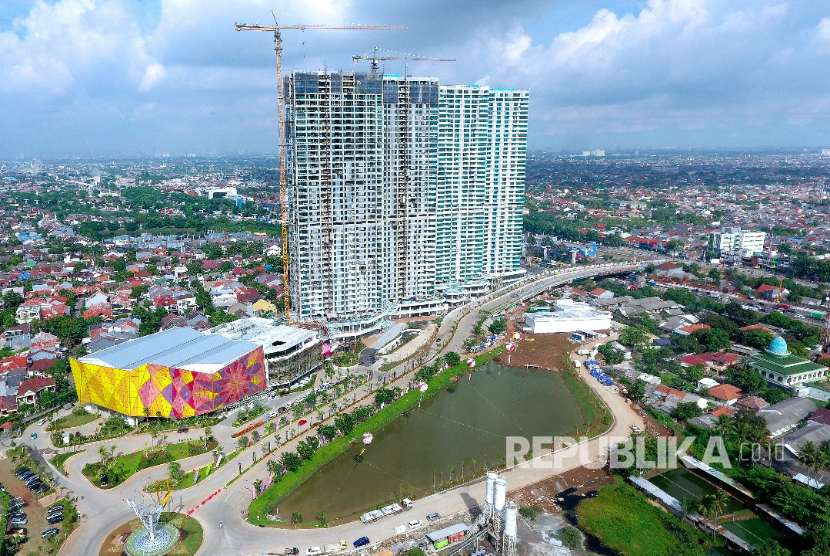 Suasana proyek apartemen Grand Kamala Lagoon Bekasi yang dikerjakan  PT PP Properti Tbk (PPRO) di Bekasi, beberapa waktu lalu.