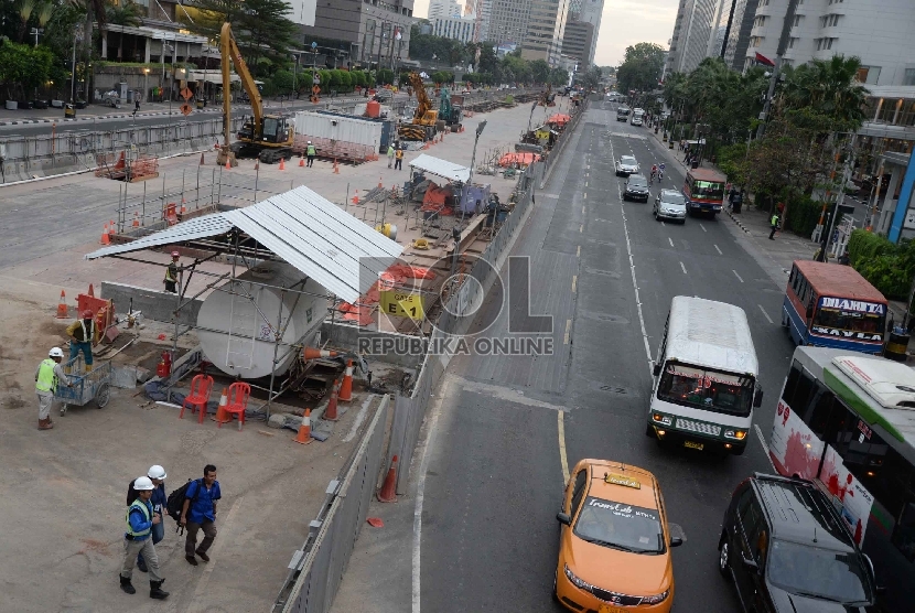 Suasana proyek MRT (Mass Rapid Transit) di kawasan Bundaran HI, Jakarta, Selasa (14/7).   (Republika/Yasin Habibi)