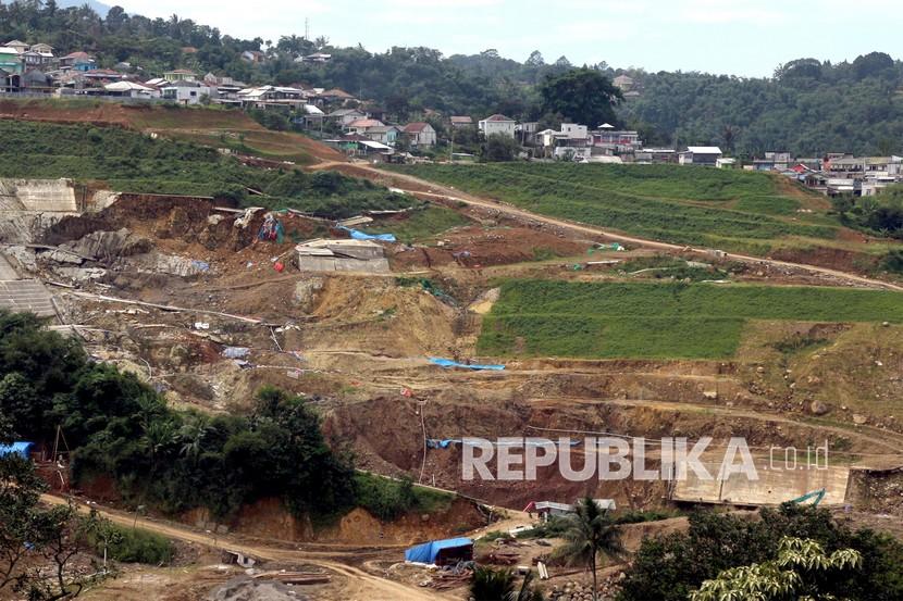 Suasana proyek pembangunan Bendungan Ciawi dan Sukamahi di Ciawi, Kabupaten Bogor, Jawa Barat, Selasa (15/2/2022). Menurut Kementerian Pekerjaan Umum Dan Perumahan Rakyat (PUPR) bendungan kering (dry dam) Ciawi dan Sukamahi secara keseluruhan telah mencapai 80 persen, sementara, pembebasan lahannya sudah 98 persen. 