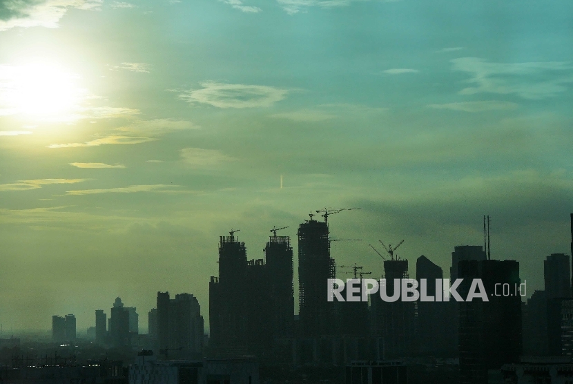 Suasana proyek pembangunan gedung perkantoran di kawasan bisnis Jakarta Selatan, Senin (9/5).  (Republika/Yogi Ardhi)