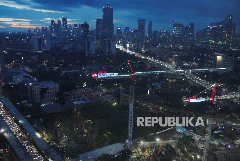 Suasana proyek pembangunan gedung perkantoran di kawasan bisnis Jakarta Selatan, Senin (9/5)