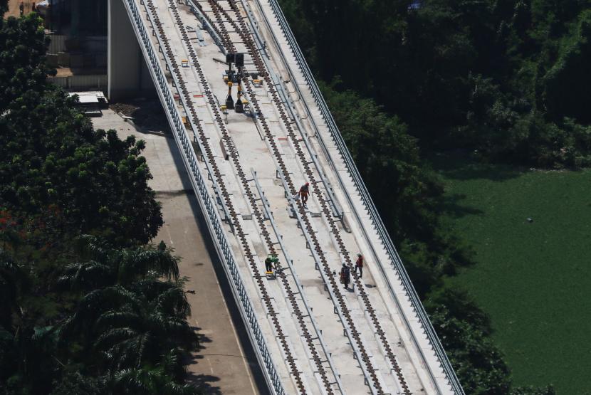 Suasana proyek pembangunan LRT di Jakarta, Rabu. PT Adhi Karya Tbk optimistis perolehan kontrak baru perseroan mampu bertumbuh hingga 20 persen pada akhir 2021.