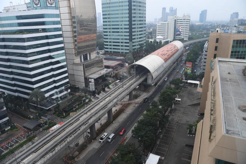 Suasana proyek pembangunan LRT di Jakarta, Rabu (18/8/2021). Pemerintah mengalokasikan anggaran infrastruktur sebesar Rp384,8 triliun dalam Rancangan Anggaran Pendapatan dan Belanja Negara (APBN) 2022. 