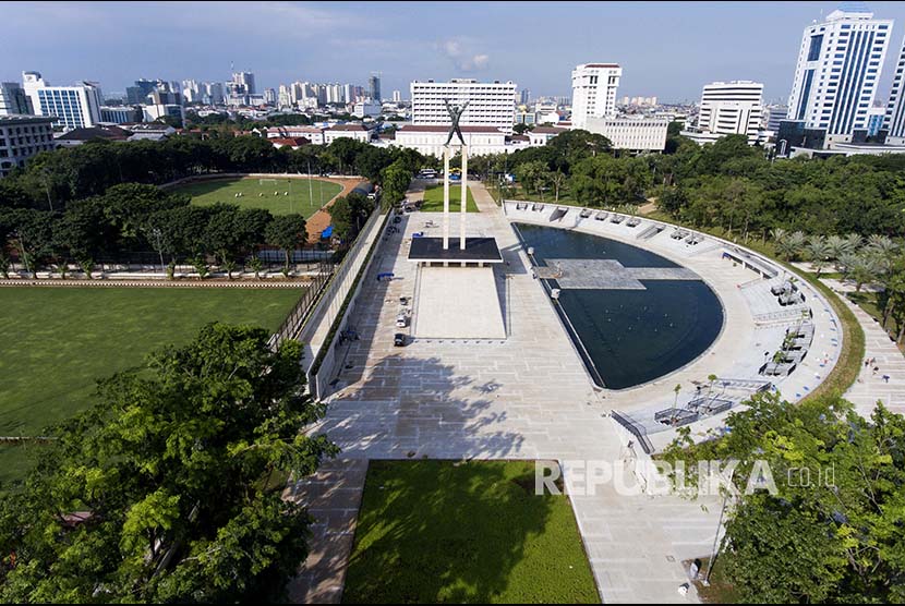 Suasana proyek revitalisasi kompleks Monumen Pembebasan Irian Barat di Lapangan Banteng, Jakarta, Senin (9/4).