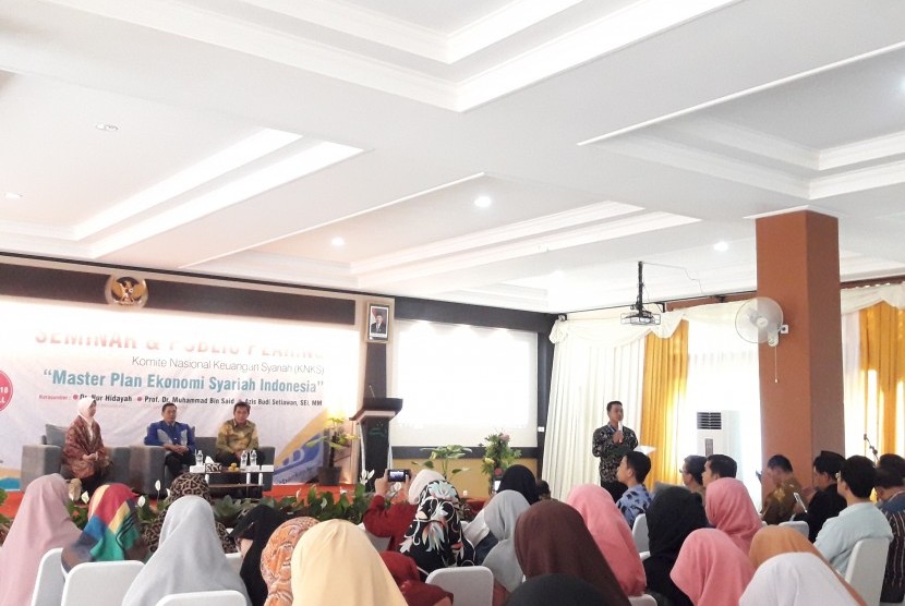 Suasana public hearing yang diadakan oleh KNKS di kampus STEI SEBI Depok, Jawa Barat, Kamis (27/12).