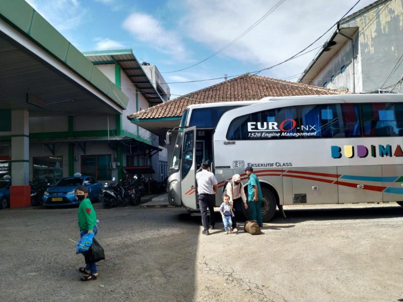Suasana pul bus Budiman di Kota Tasikmalaya, Senin (29/3). 