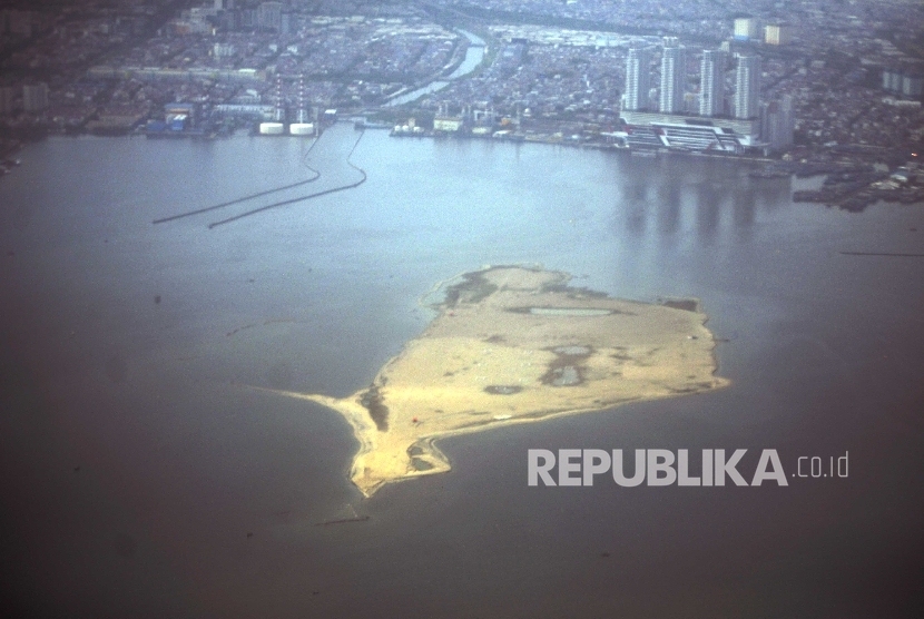 Suasana pulau hasil reklamasi di Teluk Jakarta. 