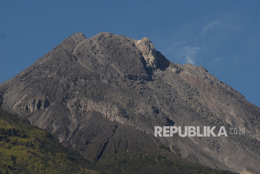Suasana puncak Gunung Merapi di kawasan Selo, Boyolali, Jawa Tengah, Kamis (13/6/2019). 
