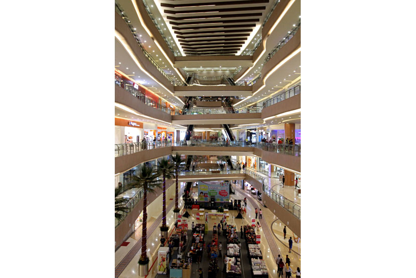 Suasana Pusat perbelanjaan di Bekasi, Jawa Barat. Konsumsi masyarakat masih menjadi andalan pendorong pertumbuhan ekonomi