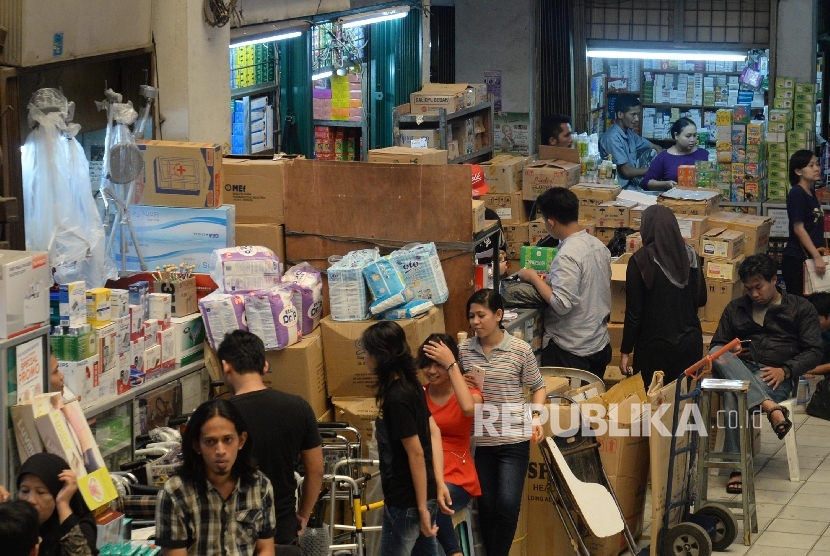 Suasana pusat perdagangan obat Pasar Pramuka, Matraman, Jakarta Timur, Selasa (13/9).
