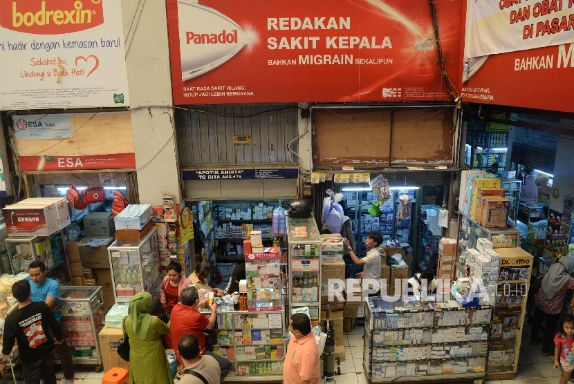Suasana pusat perdagangan obat Pasar Pramuka, Matraman, Jakarta Timur. Peredaran obat kedaluwarsa perlu diwaspadai 