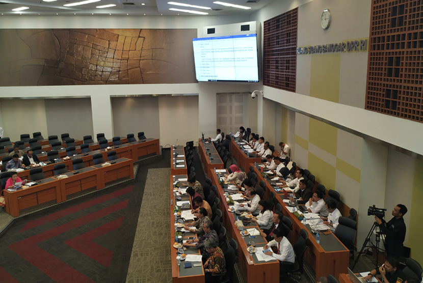 Suasana Rapat Badan Anggaran (Banggar) DPR bersama Kementerian  Keuangan membahas Rancangan Undang-Undang (RUU) Pertanggungjawaban atas  Pelaksanaan APBN 2018 di Ruang Rapat Banggar DPR, Jakarta, Senin (19/8).  Hasilnya, RUU akan dibahas lanjut di Rapat Paripurna, Selasa (20/8). 