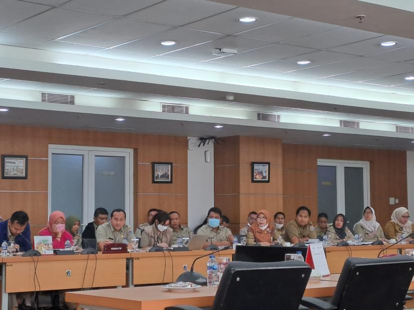 Suasana rapat di Komisi A DPRD DKI Jakarta, Senin (12/6/2023), membahas gaji PJLP yang dipotong Rp 300 ribu per bulan sepanjang 2023.
