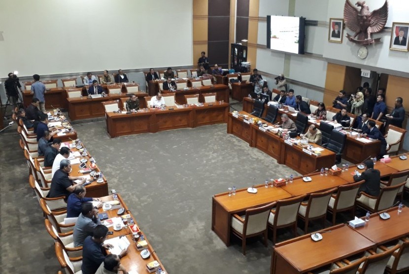 Suasana rapat kerja antara Komisi III DPR dan jajaran Kejaksaan Agung di Gedung DPR, Jakarta, Rabu (28/3).