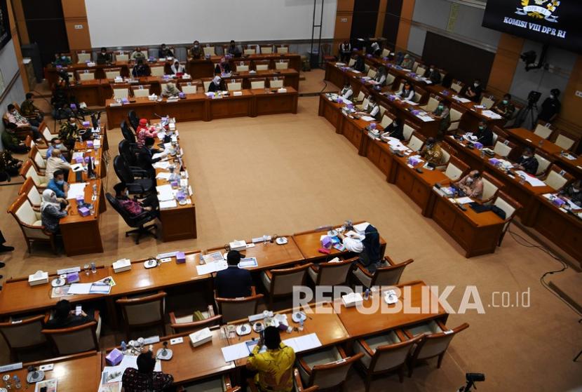 Suasana rapat kerja membahas anggaran penanggulangan bencana 2021 antara Menteri Sosial Tri Rismaharini bersama Kepala BNPB Letjen TNI Doni Monardo dan Komisi VIII DPR di Kompleks Parlemen, Senayan, Jakarta, Selasa (16/3/2021).