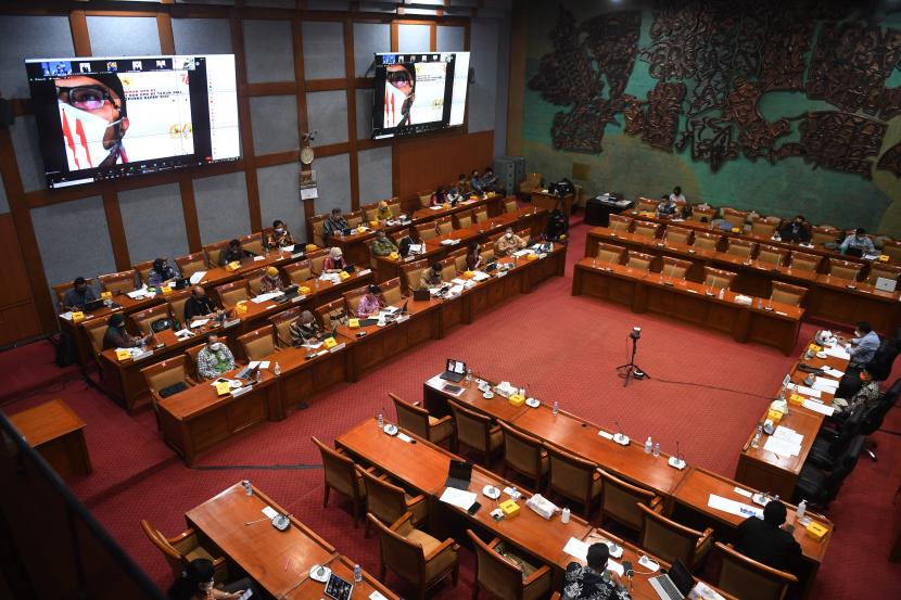 Suasana rapat kerja Komisi X DPR dengan Menteri Pariwisata dan Ekonomi Kreatif Sandiaga Uno di Kompleks Parlemen, Senayan, Jakarta, Kamis (26/8/2021). Rapat itu membahas laporan keuangan pemerintah pusat dalam APBN tahun anggaran 2020. 