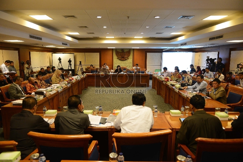   Suasana Rapat Kerja (Raker) Pansus hak angket Pelindo II di Kompleks Parlemen, Senayan, Jakarta, Kamis (29/10).  (Republika/Raisan Al Farisi)