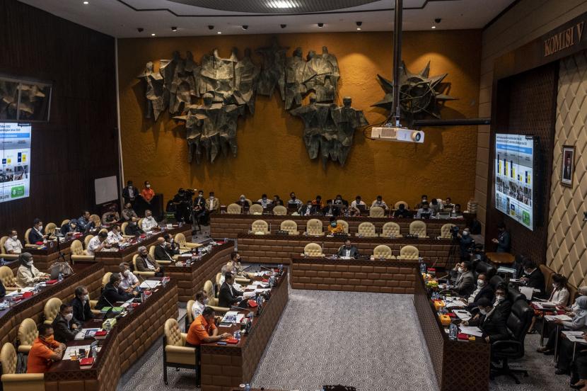 Suasana rapat kerja/rapat dengan pendapat Komisi V DPR di Kompleks Parlemen, Senayan, Jakarta, Senin (20/6/2022). Rapat tersebut membahas mengenai evaluasi pelaksanaan infrastruktur dan transportasi pada mudik lebaran tahun 2022. 