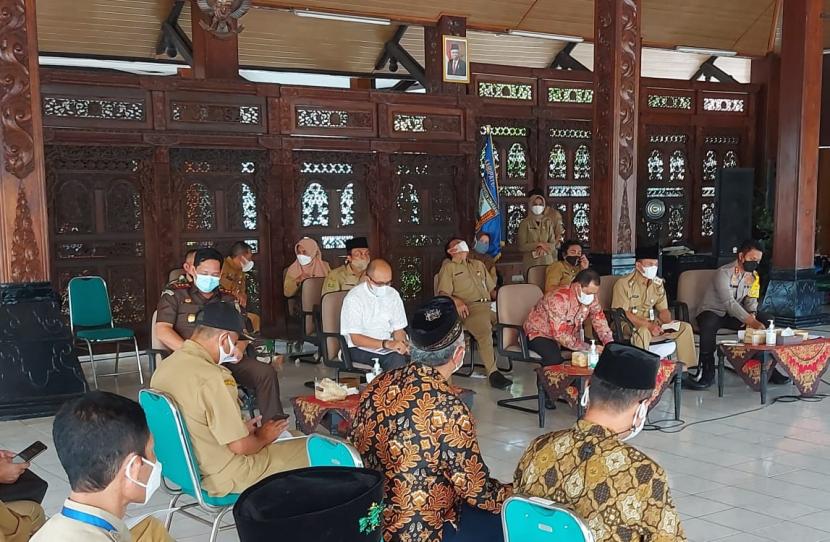 Suasana rapat koordinasi penanganan Covid-19 tingkat Kabupaten Semarang, di Pendopo Rumah dinas Bupati Semarang, di ungaran, Kabupaten Semarang, Senin (7/6).